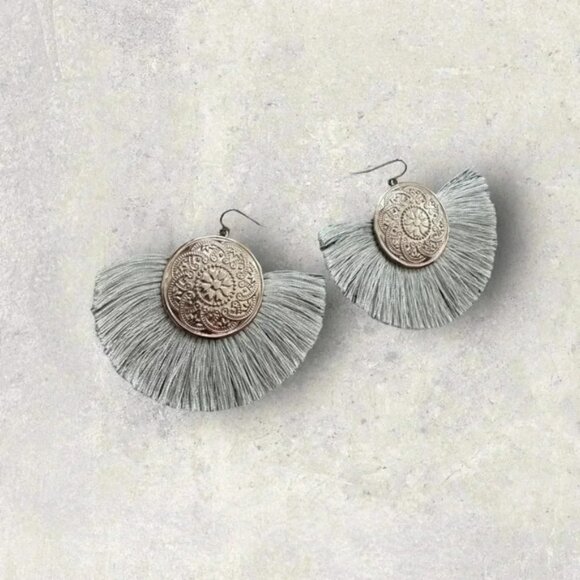 NWT 2” Statement Fan Fringe Tassel Cream - Gold Dangle Pierced Earrings - Picture 2 of 4